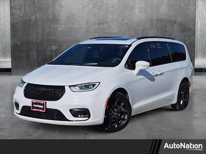 Used 2022 Chrysler Pacifica Limited w/ Uconnect Theater Family Group