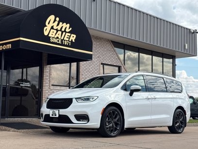 Used 2023 Chrysler Pacifica Touring-L w/ Uconnect Theater Family Group