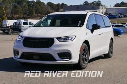New 2024 Chrysler Pacifica Select w/ Uconnect Theater Family Group