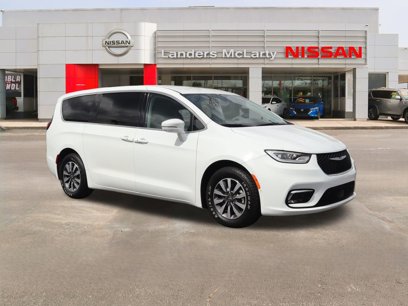 Used 2022 Chrysler Pacifica Touring-L w/ Uconnect Theater Family Group
