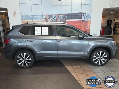 Used 2024 Volkswagen Taos SE w/ Panoramic Sunroof Package