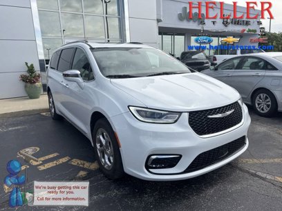 Used 2021 Chrysler Pacifica Limited w/ Uconnect Theater Family Group