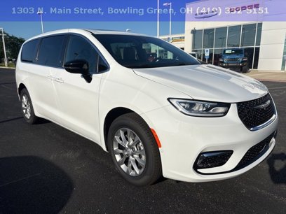 New 2025 Chrysler Pacifica Select