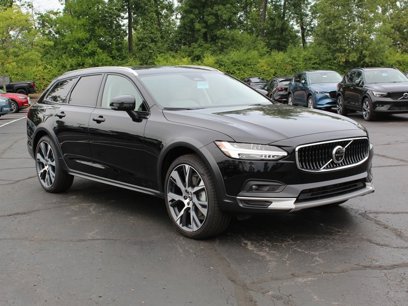 New 2025 Volvo V90 B6 Cross Country Ultra w/ Protection Package Premier