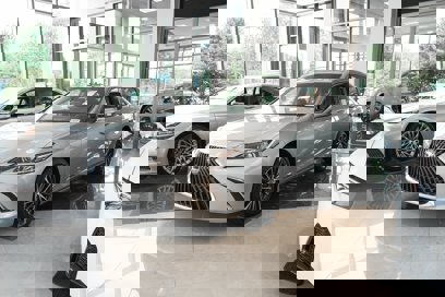 New 2025 Lexus ES 300h F Sport