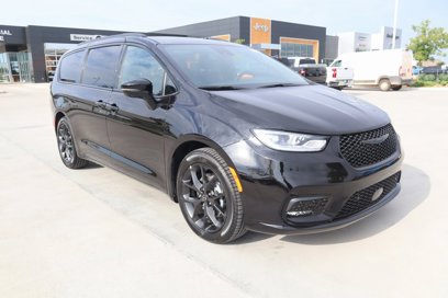 New 2025 Chrysler Pacifica Limited