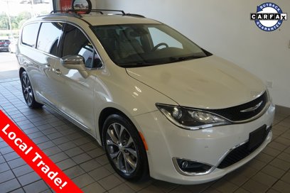 Used 2017 Chrysler Pacifica Limited w/ UConnect Theater Package