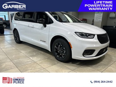 New 2025 Chrysler Pacifica Select