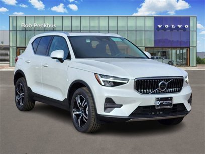 New 2025 Volvo XC40 B5 Core w/ Climate Package