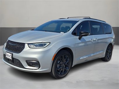Used 2023 Chrysler Pacifica Limited w/ S Appearance Package