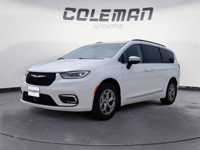 Used 2023 Chrysler Pacifica Limited w/ Uconnect Theater Family Group