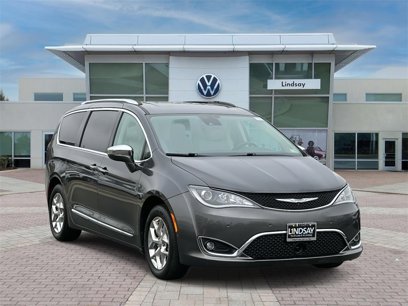 Used 2017 Chrysler Pacifica Limited w/ UConnect Theater Package