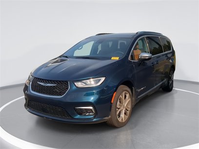 Used 2025 Chrysler Pacifica Pinnacle w/ Trailer Tow Group