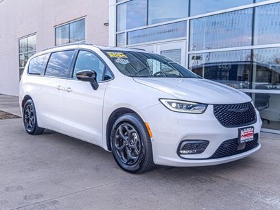 Used 2024 Chrysler Pacifica Premium