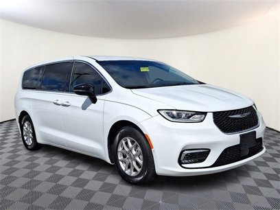 Used 2024 Chrysler Pacifica Touring-L w/ Uconnect Theater Family Group