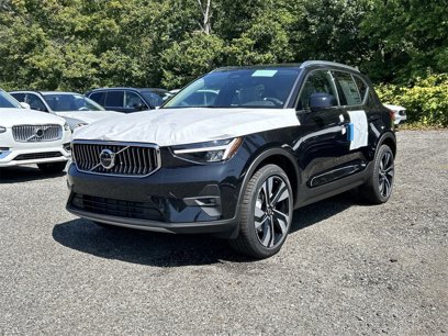 New 2025 Volvo XC40 B5 Plus w/ Climate Package
