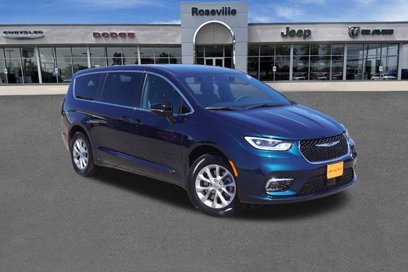New 2025 Chrysler Pacifica Select