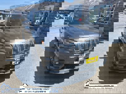 Used 2019 Jeep Cherokee Latitude Plus w/ Trailer Tow Group