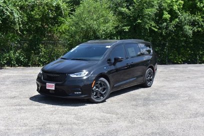 New 2025 Chrysler Pacifica Premium