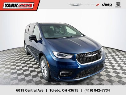 New 2025 Chrysler Pacifica Select