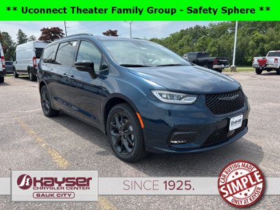 New 2025 Chrysler Pacifica Limited w/ Uconnect Theater Family Group