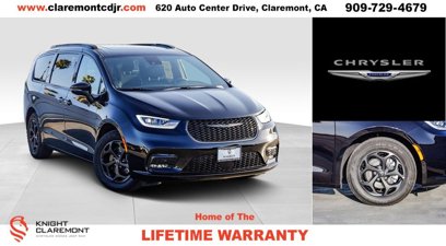 New 2025 Chrysler Pacifica Select