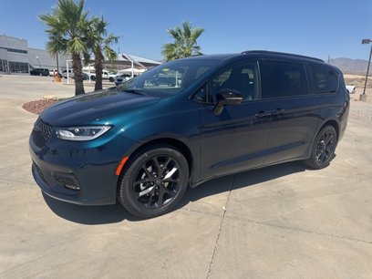 New 2025 Chrysler Pacifica Limited