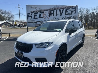 Used 2023 Chrysler Pacifica Limited w/ Uconnect Theater Family Group