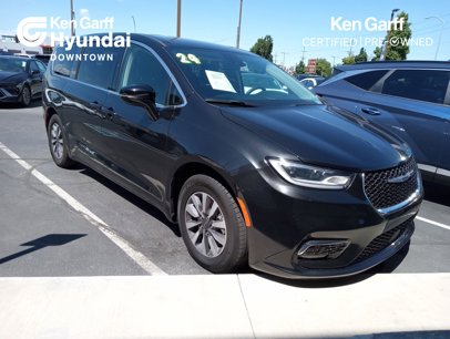 Used 2024 Chrysler Pacifica Select