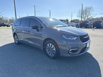 New 2025 Chrysler Pacifica Select w/ Uconnect Theater Family Group