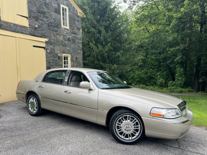 Used 2010 Lincoln Town Car Signature Limited