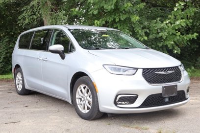 Used 2023 Chrysler Pacifica Touring-L