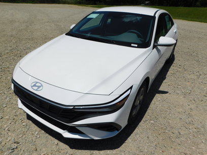 New 2025 Hyundai Elantra SE