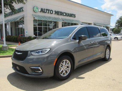 Used 2025 Chrysler Pacifica Select