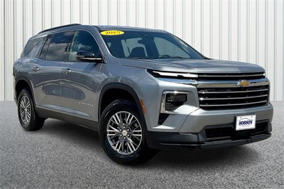 Used 2025 Chevrolet Traverse LT