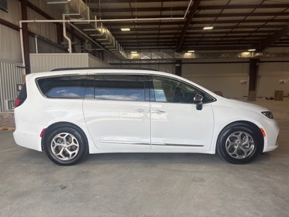 Used 2023 Chrysler Pacifica Limited w/ Uconnect Theater Family Group