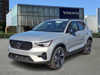 New 2025 Volvo XC40 B5 Plus w/ Climate Package