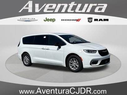New 2025 Chrysler Pacifica Select w/ Uconnect Theater Family Group