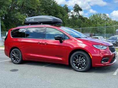 New 2025 Chrysler Pacifica Select w/ Fav Edition Package