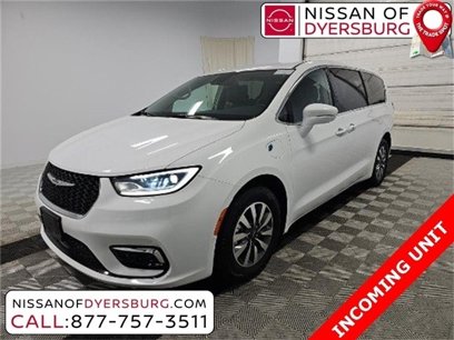 Used 2022 Chrysler Pacifica Touring-L w/ Uconnect Theater Family Group