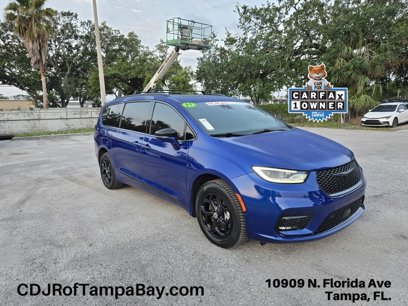 Used 2021 Chrysler Pacifica Limited w/ Uconnect Theater Family Group