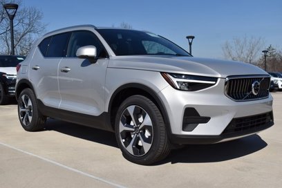 New 2025 Volvo XC40 B5 Core w/ Climate Package
