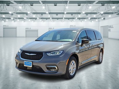 New 2025 Chrysler Pacifica Select w/ Uconnect Theater Family Group