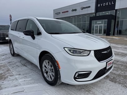 New 2025 Chrysler Pacifica Select
