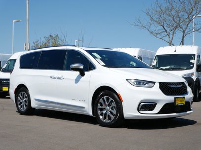 New 2025 Chrysler Pacifica Pinnacle