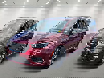 Used 2023 Chrysler Pacifica Limited w/ Uconnect Theater Family Group