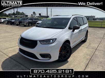 Used 2024 Chrysler Pacifica Touring-L w/ Uconnect Theater Family Group