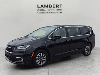 Used 2024 Chrysler Pacifica Select