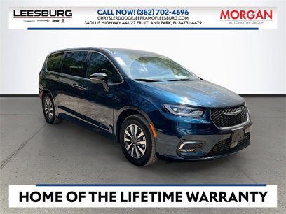 New 2025 Chrysler Pacifica Select