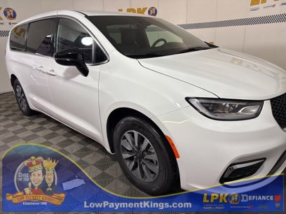 New 2025 Chrysler Pacifica Select